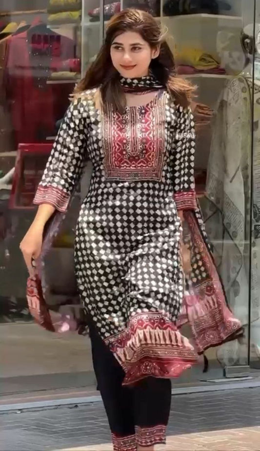 Kurti Suit Set seems to be a party wear outfit