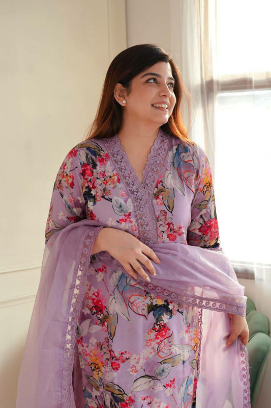 Featuring soothing yet georgette print and full lining with pent and organza dupatta